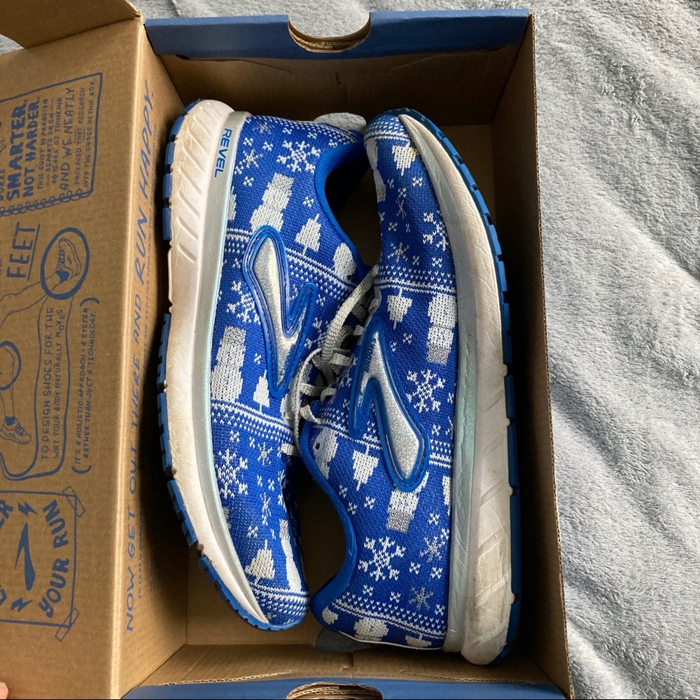 Brooks Christmas/Winter Revel size 8.5
